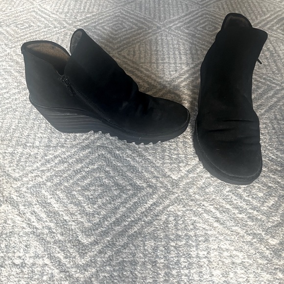 ‼️FLY LONDON NWOT‼️ SUEDE LUX ON TREND WEDGE MINI BOOT‼️ 1” platform 2” heel - Picture 2 of 6